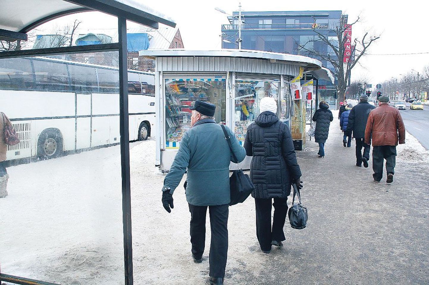 Pärnu maaliinide bussijaama ümbrus on kõige rahvarohkem hommikul, kui saabuvad bussid maalt linna tööle ruttavate inimestega, ja õhtul pärast tööpäeva.