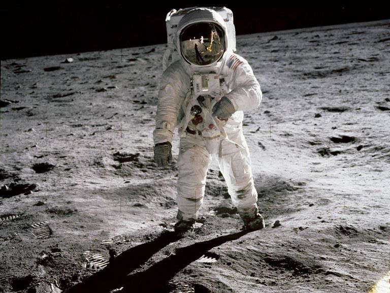 "Apollo 11" astronauti uz Mēness virsmas.