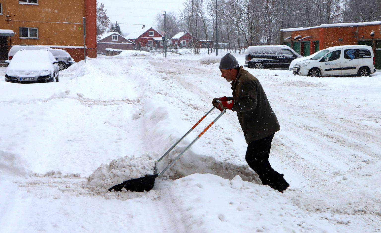 Kuigi ka Jõhvi tänavatel on paksult lund ja lumerookimistööd jätkus, oli reedel siin lund siiski poole vähem kui Pärnumaal.