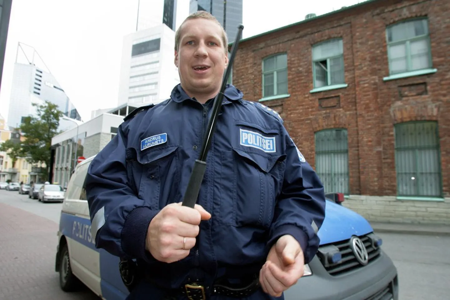Andrus Murumets on uude rolli sisse elanud. Teleskoopnui sobib tema kätte sama hästi kui 330 kilo kaalunud kohvrid.