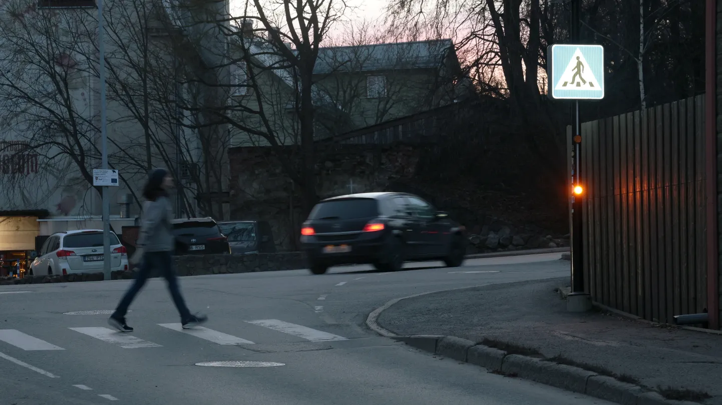 Eakas juht sõitis jalakäijale otsa Kroonuaia, Tähtvere ja Jakobi tänava ristmikul asuva nutiülekäiguraja lähistel. Foto on illustreeriv.