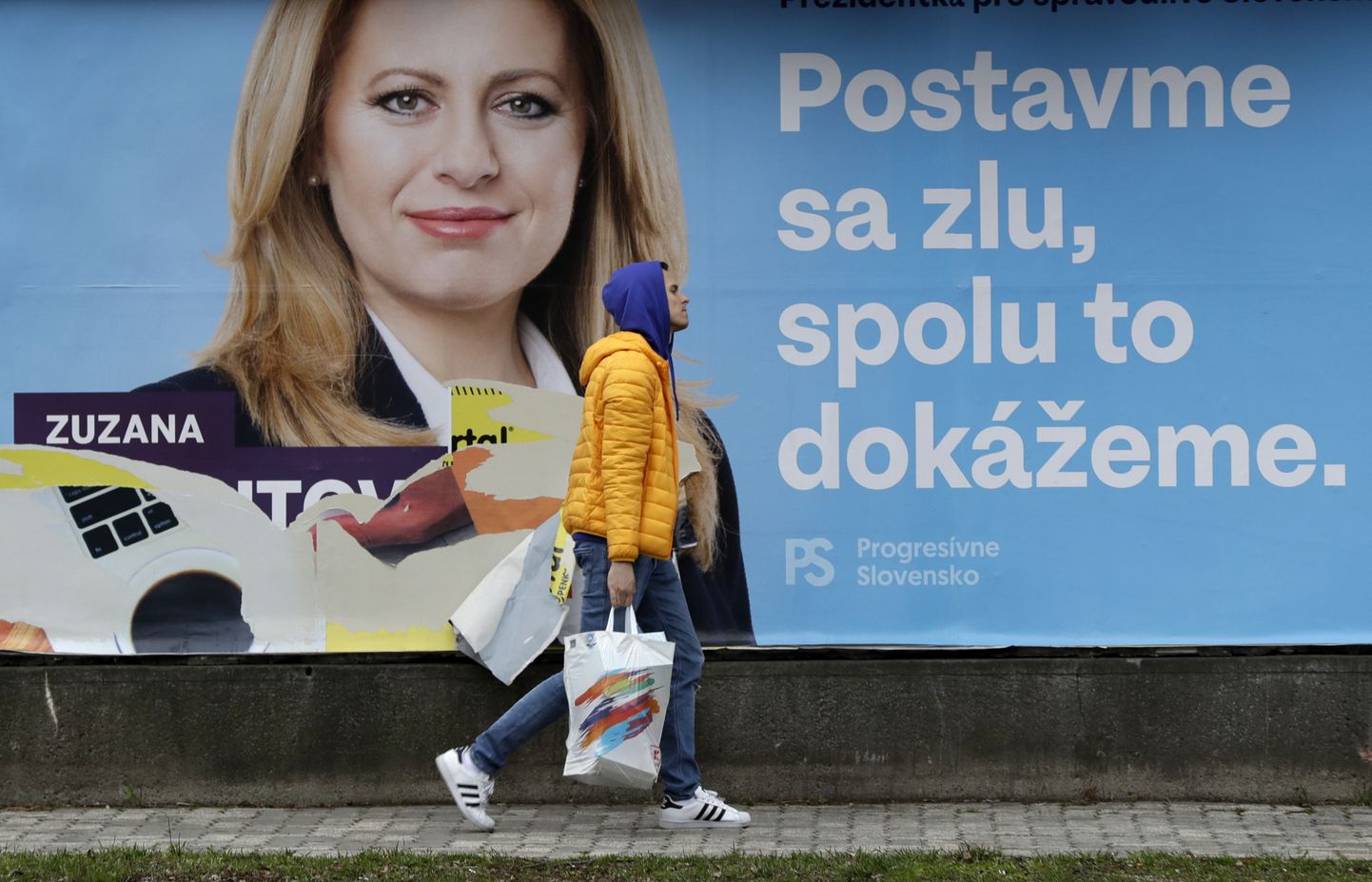 Par vēlēšanu favorīti uzskatītās Zuzanas Čaputovas priekšvēlēšanu aģitācijas plakāts Bratislavā