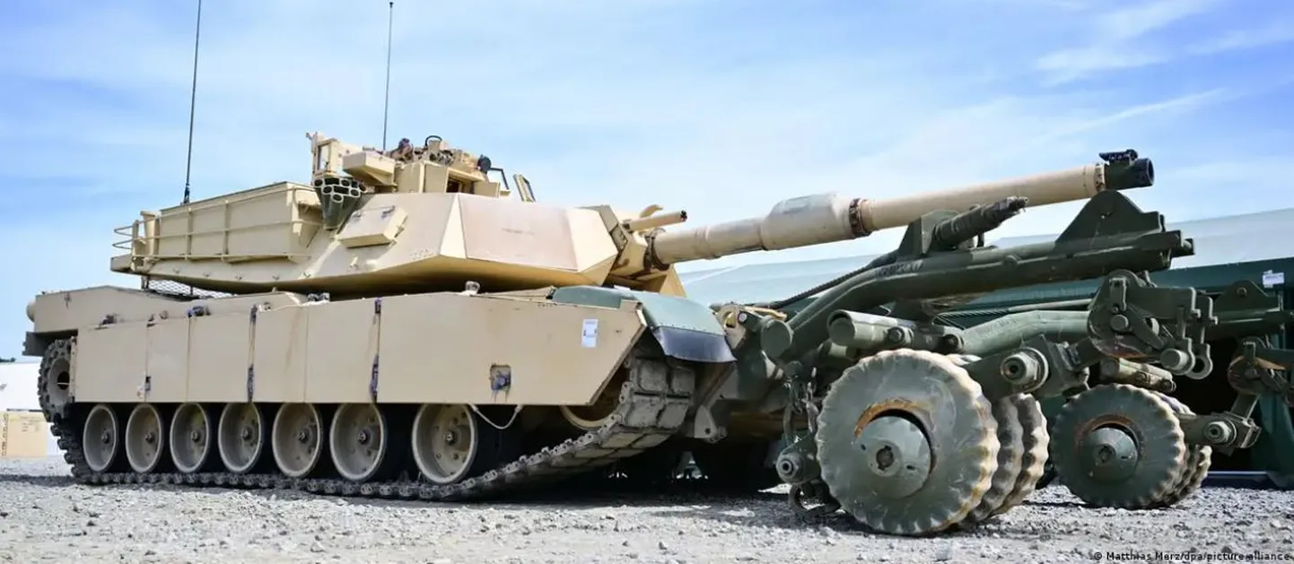 Американские инструкторы обучают служащих ВСУ управлению танками Abrams на полигоне Графенвёр в Германии.