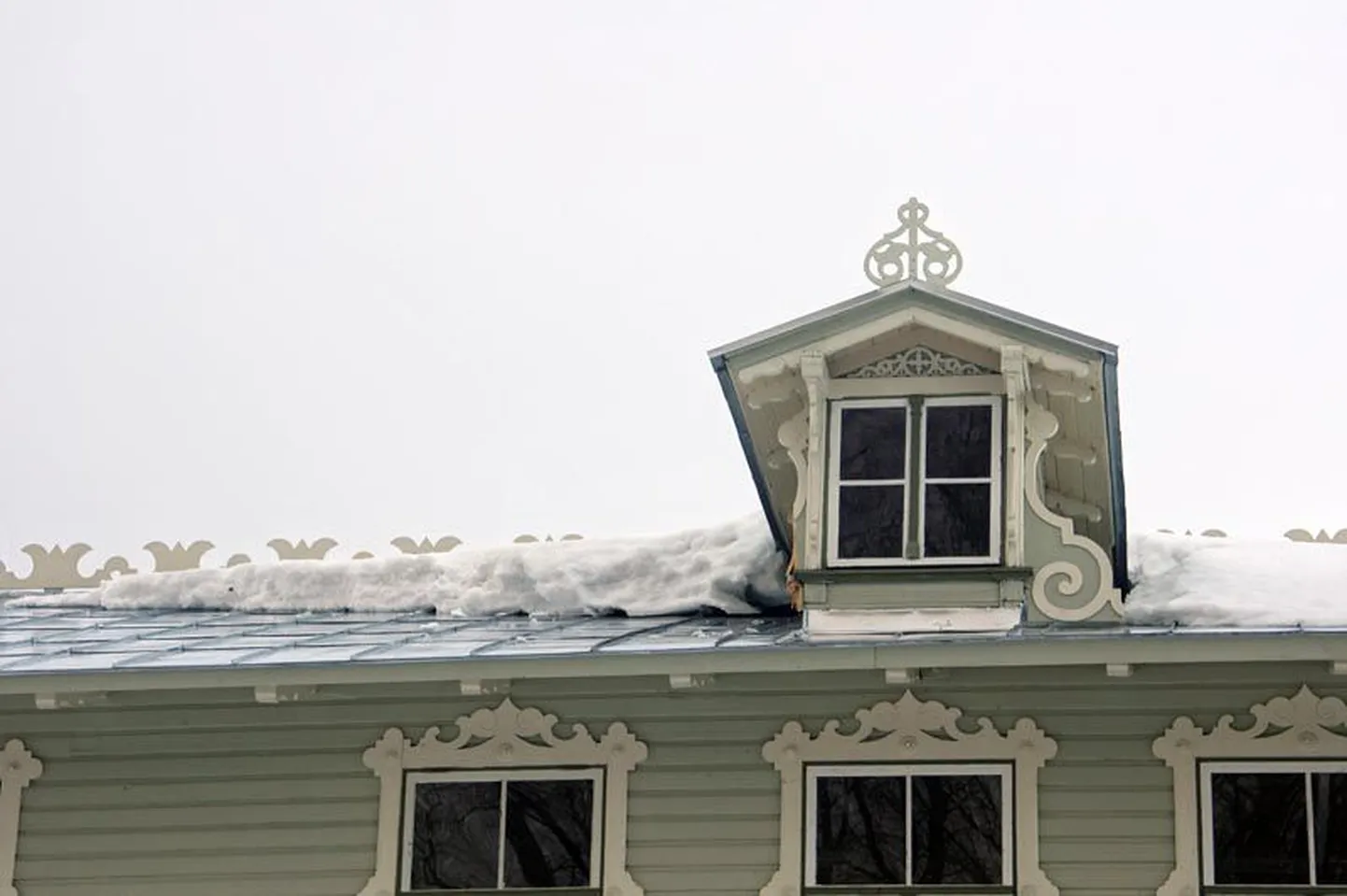 Последствия схода снега с крыши хаапсалуского курзала.