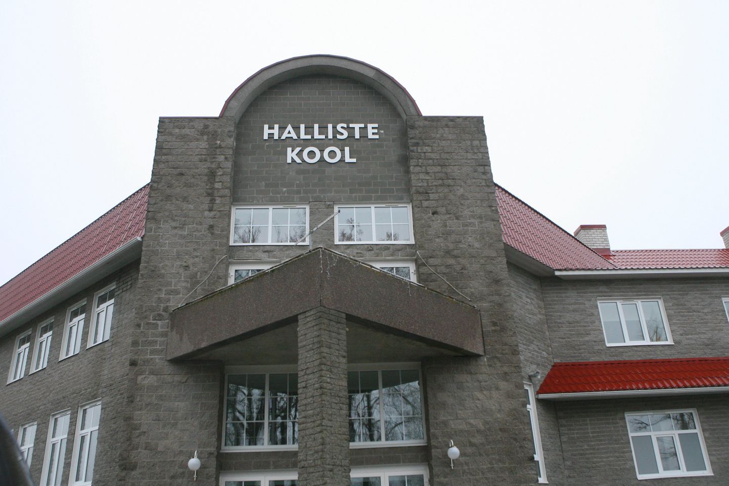 Viiruse leviku ja paljude laste ning õpetajate haigestumise tõttu on Halliste põhikool suletud.