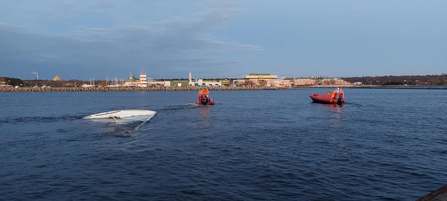 Revali merekooli kiirvalvepaadid pukseerisid ümber läinud õppepurjeka Piritale sadamasse.
