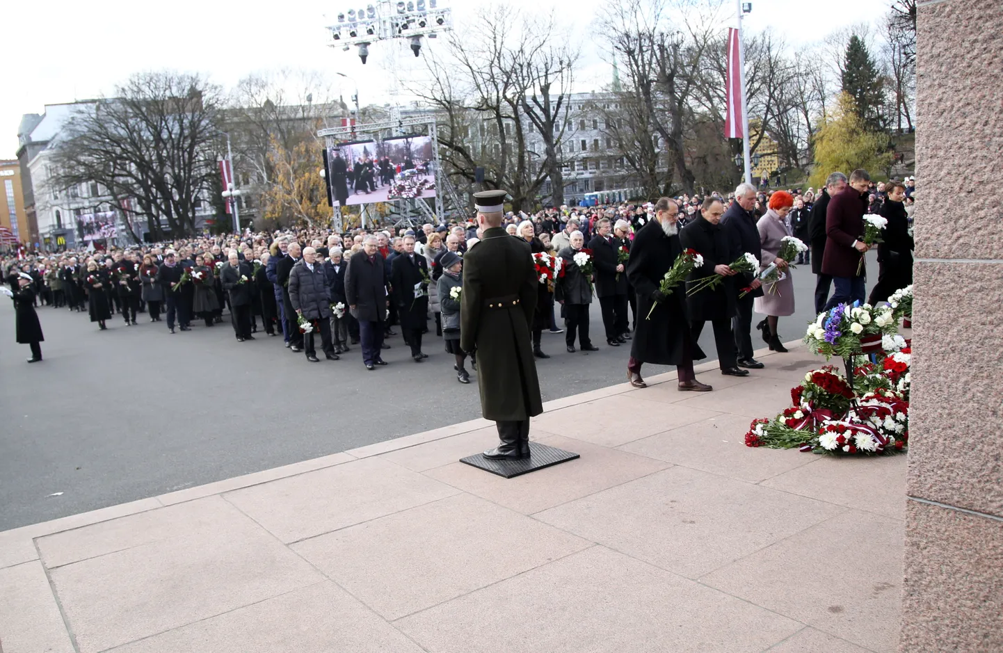 Праздничная церемония возложения цветов у Памятника Свободы