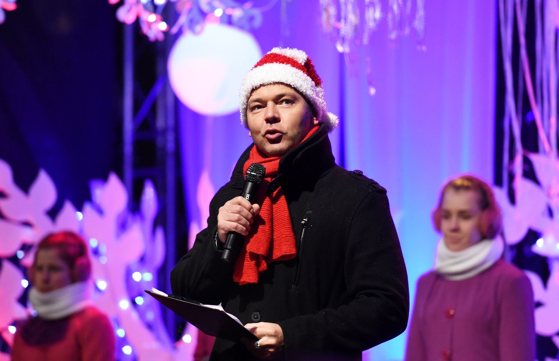 Dziedātājs Lauris Reiniks piedalās Ziemassvētku egles iedegšanas pasākumā Doma laukumā.