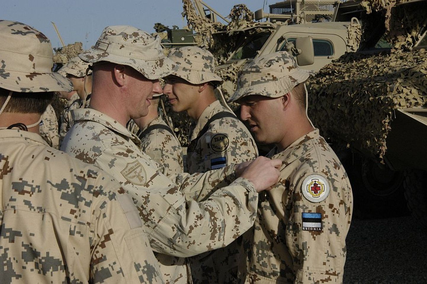 2. aprill 2007: Eesti kontingendi ülem Afganistanis kolonelleitnant Vahur Karus (vasakul) autasustab missioonimedaliga veebel Antti Saarmad.