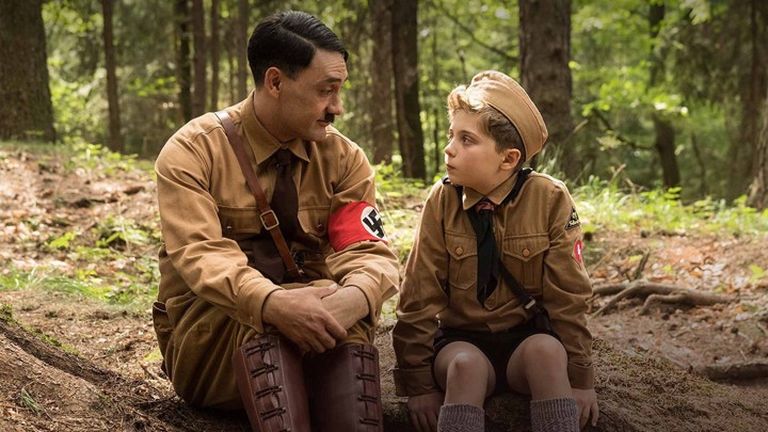 Гитлер (Тайка Вайтити) утешает маленького Джоджо (Роман Гриффин Дэвис): ничего страшного, что ты не убил кролика, будь как кролик, мы, нацисты, все как кролики...
