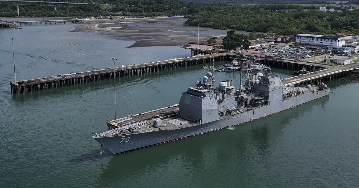 USA juhitavate rakettidega ristleja läbis Panama kanali