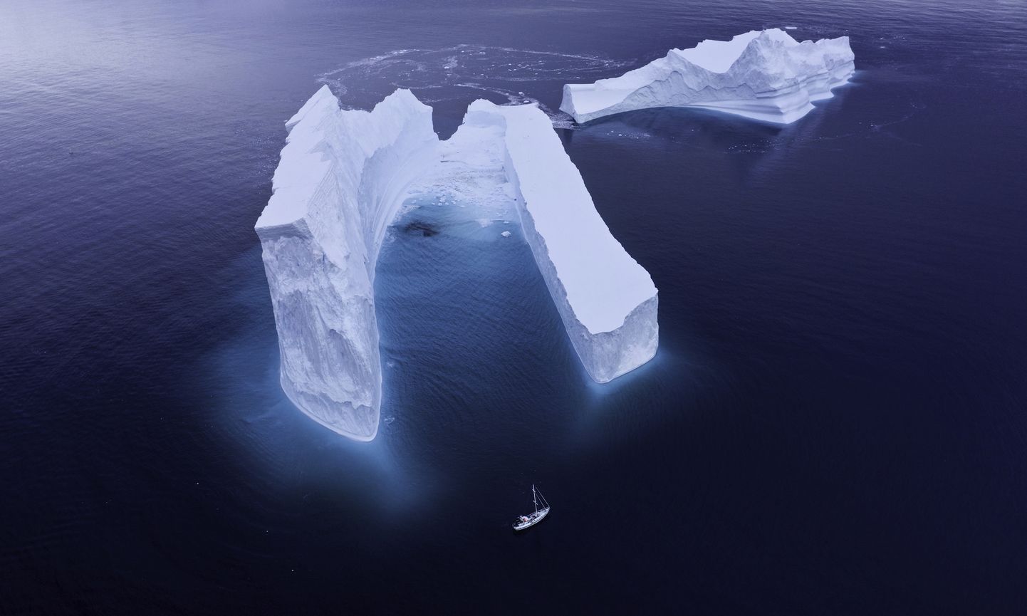 Jäämägi Antarktika lähistel. Pilt on illustreeriv.