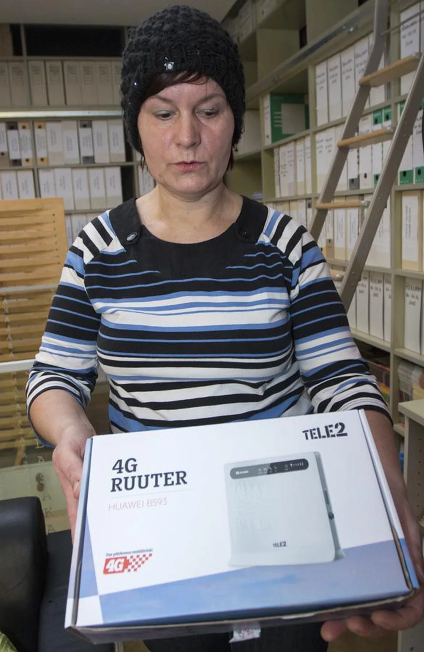Ene Kuptsova ja Tele2 ruuter, mida ta enne esindusse tagastamist pildistamise tarvis näitas.