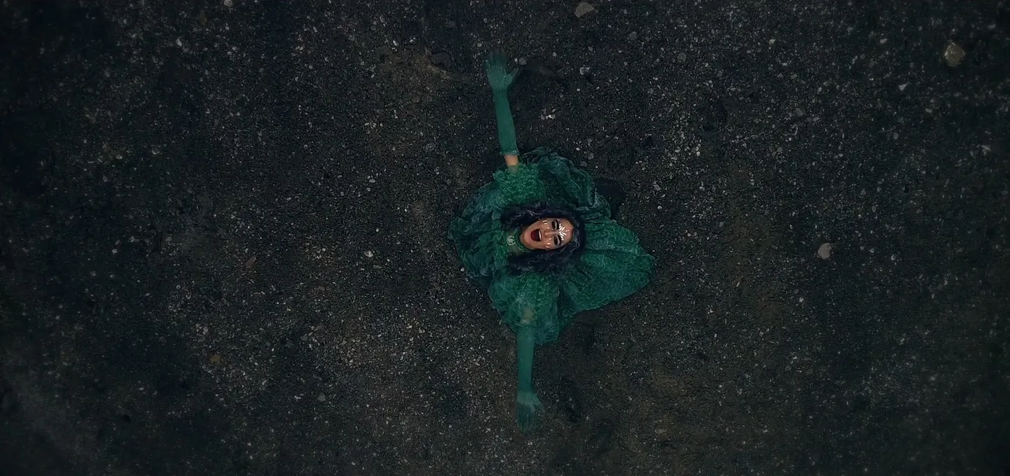 Triin Lellep muusikavideo «Natura» võtetel tuhamäe otsas.