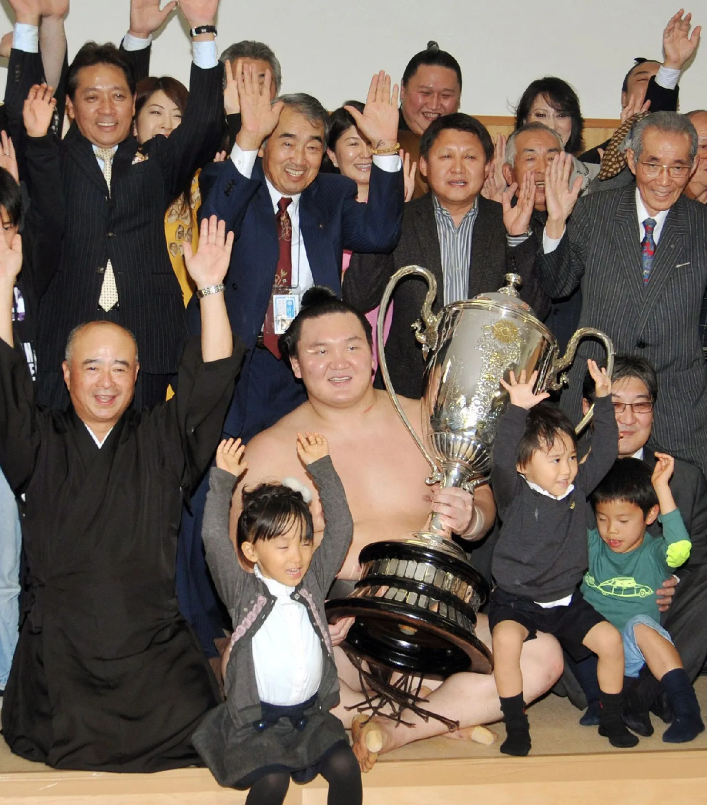 Hakuho turniirivõitu tähistamas.