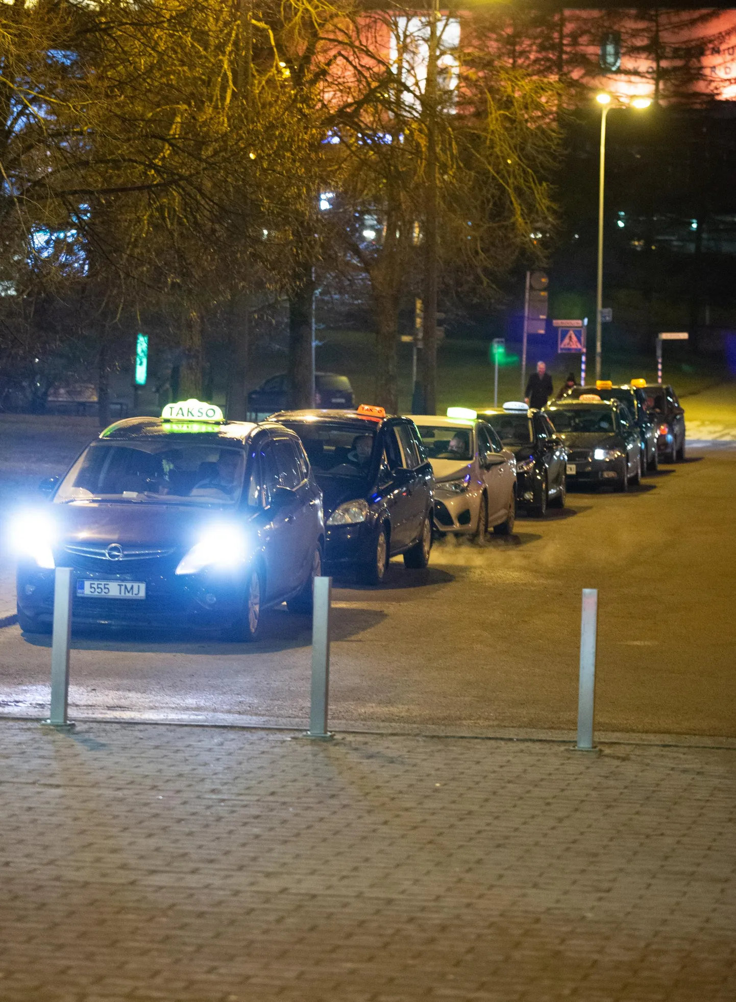 Taksoteenust vajab kaitsevägi varahommikusel ja hilisõhtusel ajal.