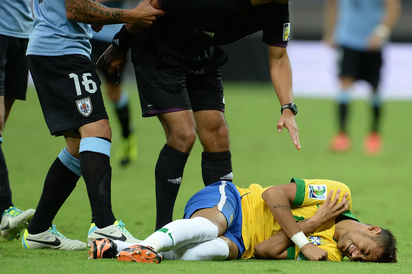 Neymar paistis mängus Uruguay vastu silma rohkem maas väänlemisega