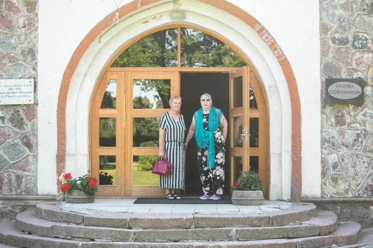Anne Vaher (vasakul) ja Mari Nuut. Vaheri meelest passib pildistamispaik väga hästi kokku Vändra gümnaasiumi motoga "Meie kool on uks maailma".