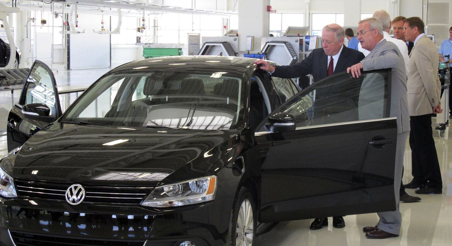 Volkswageni juht Martin Winterkorn Tennessees 2011. aasta Jetta mudelit tutvutsamas.