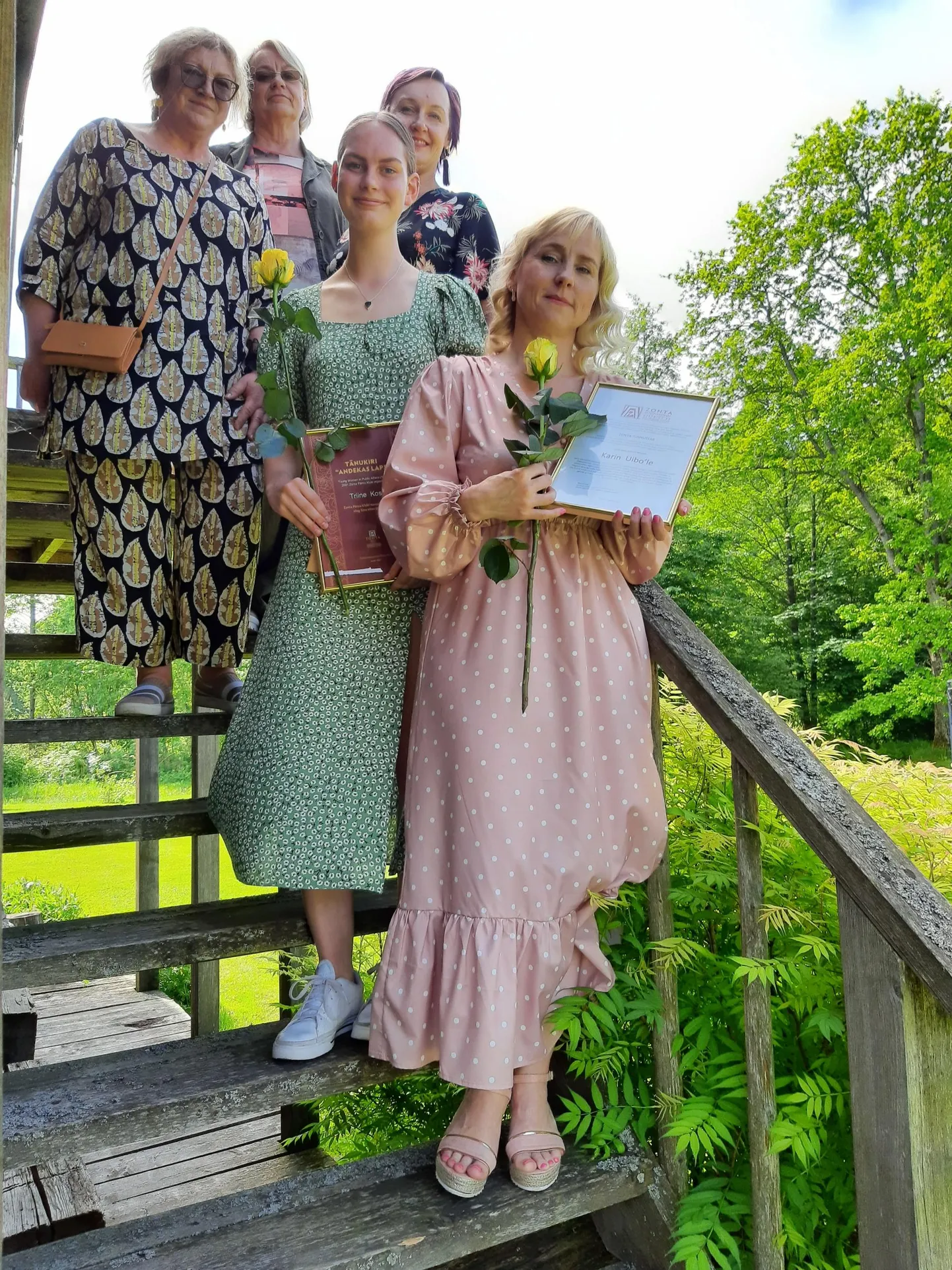 Nurka talu aidatrepil jäid ühispildile zontade tunnustuse laureaadid (esiplaanil) Karin Uibo ja Triine Kose, nende taga (vasakult) Pärnu klubi president Tiia Ööpik, kuuenda alapiir­konna direktor Maire Breede ja asedirektor Berit Köösel.