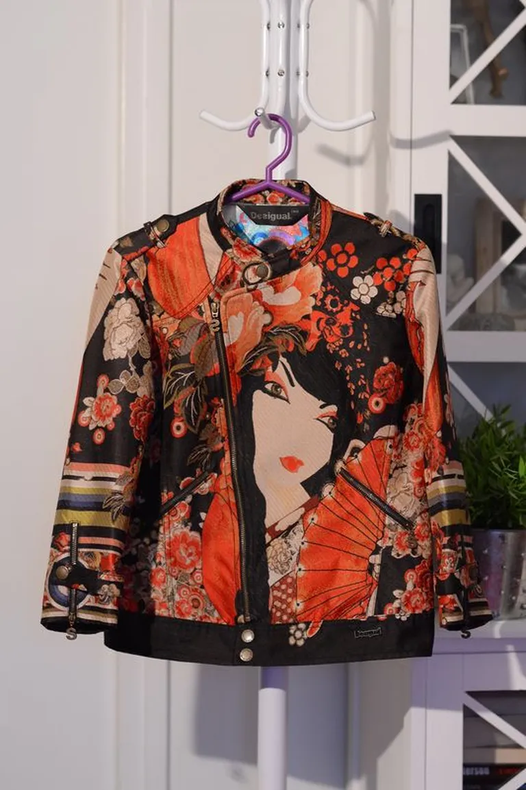 Desigual bomber mõjutustega jakk
Foto: Osta.ee