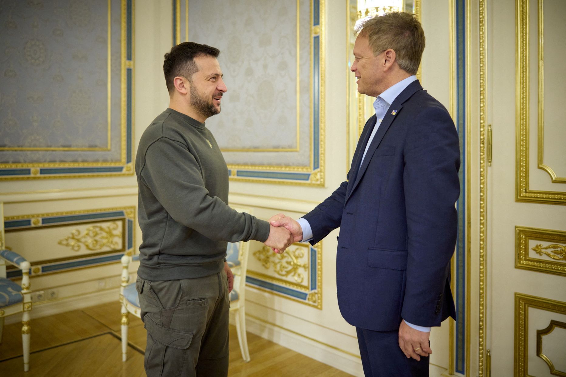 Ukraina president Volodõmõr Zelenskõi tervitamas Suurbritannia kaitseministrit Grant Shappsi Kiievis.