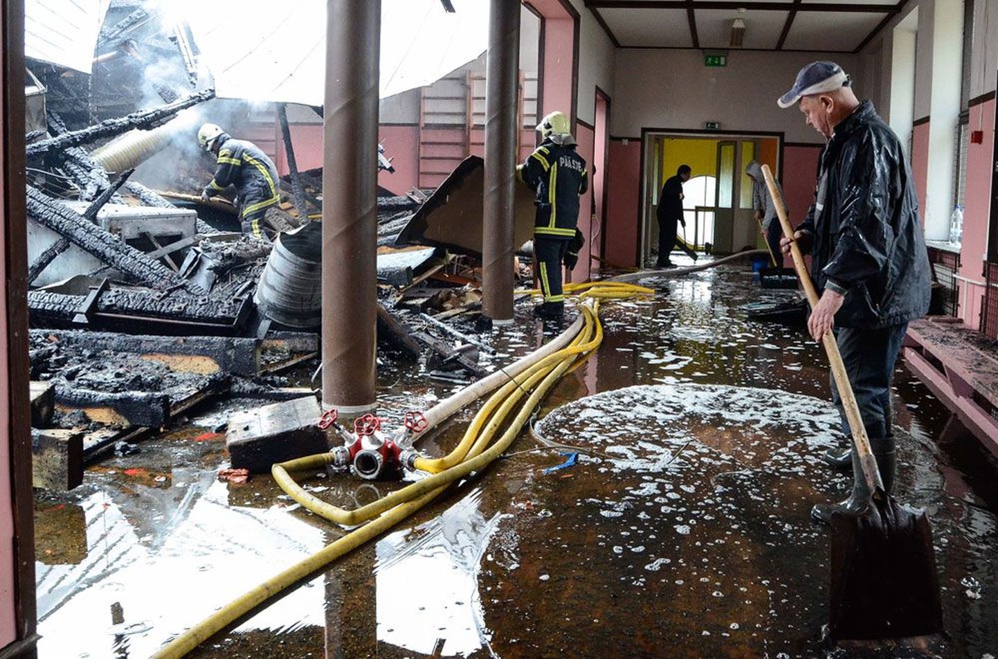 Tuletõrjujatel kulus Sinimäe põhikooli kustutamiseks enam kui kaheksa tundi. Tules hävis suurem osa koolimaja katusest ning kogu hoone sai suitsu- ja veekahjustusi.