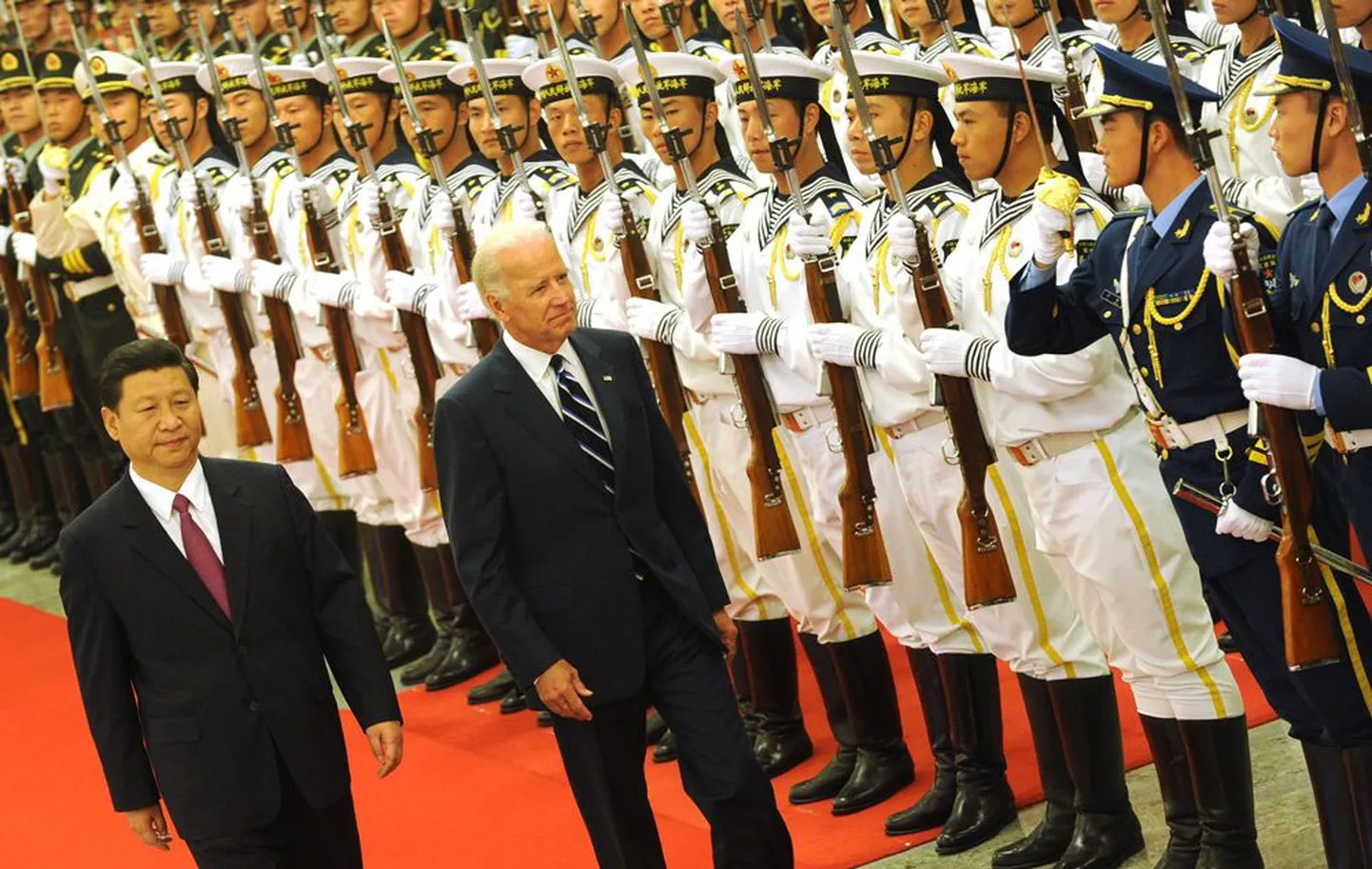 Hiina asepresident Xi Jinping, tema USA ametivend Joe Biden ja Hiina sõjaväelaste auvalve eile Pekingis.