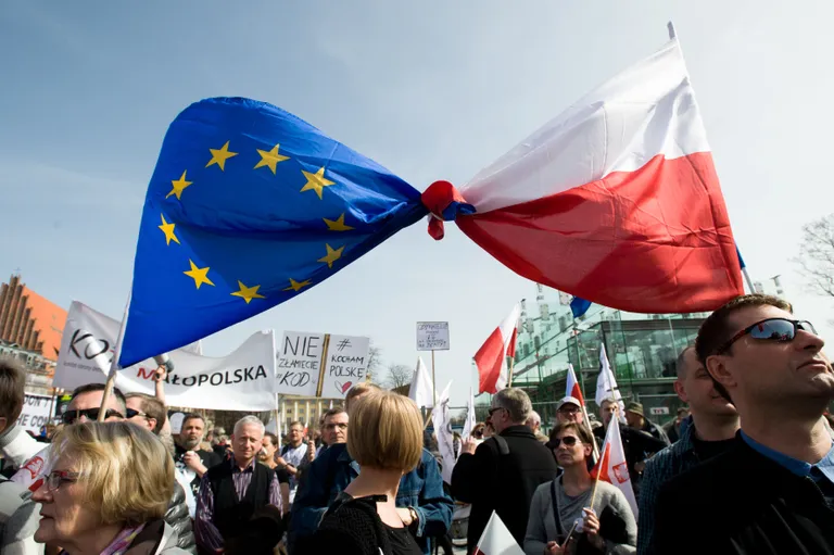 Poolakad avaldamas meelt valitsuse vastu. Foto: Scanpix