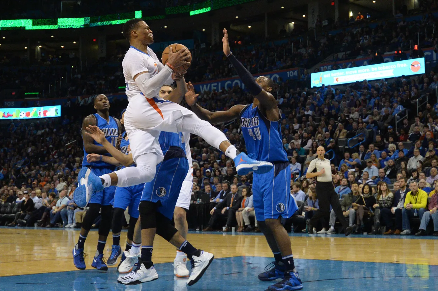 Russell Westbrook (valges) kohtumises Dallas Mavericksi vastu.