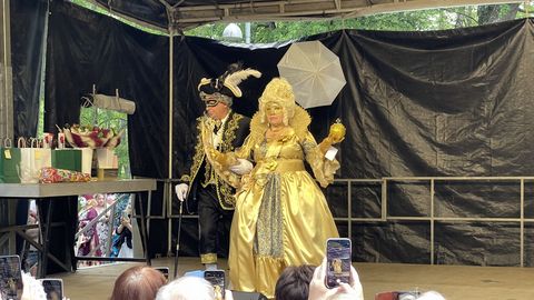 GALERII JA VIDEO ⟩ Uhked kostüümid ja suursugune olemine! Kristiine kevadlaadal peeti Veneetsia karnevali