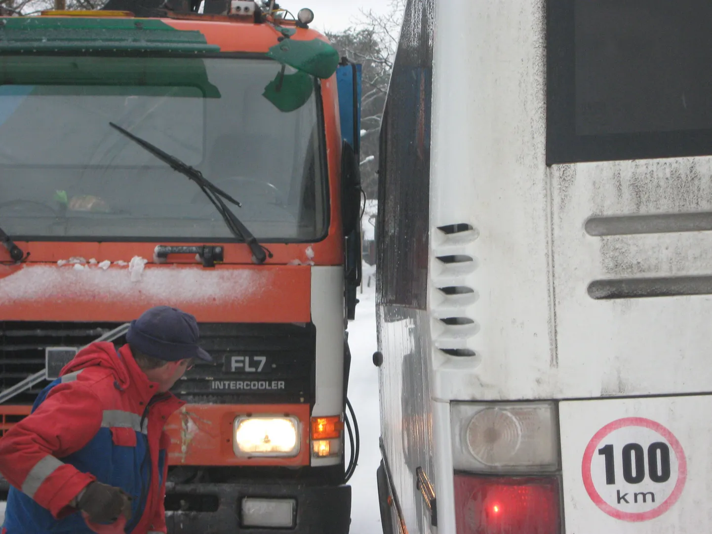 Buss ja veok ei mahtunud Elvas teineteisest mööda.