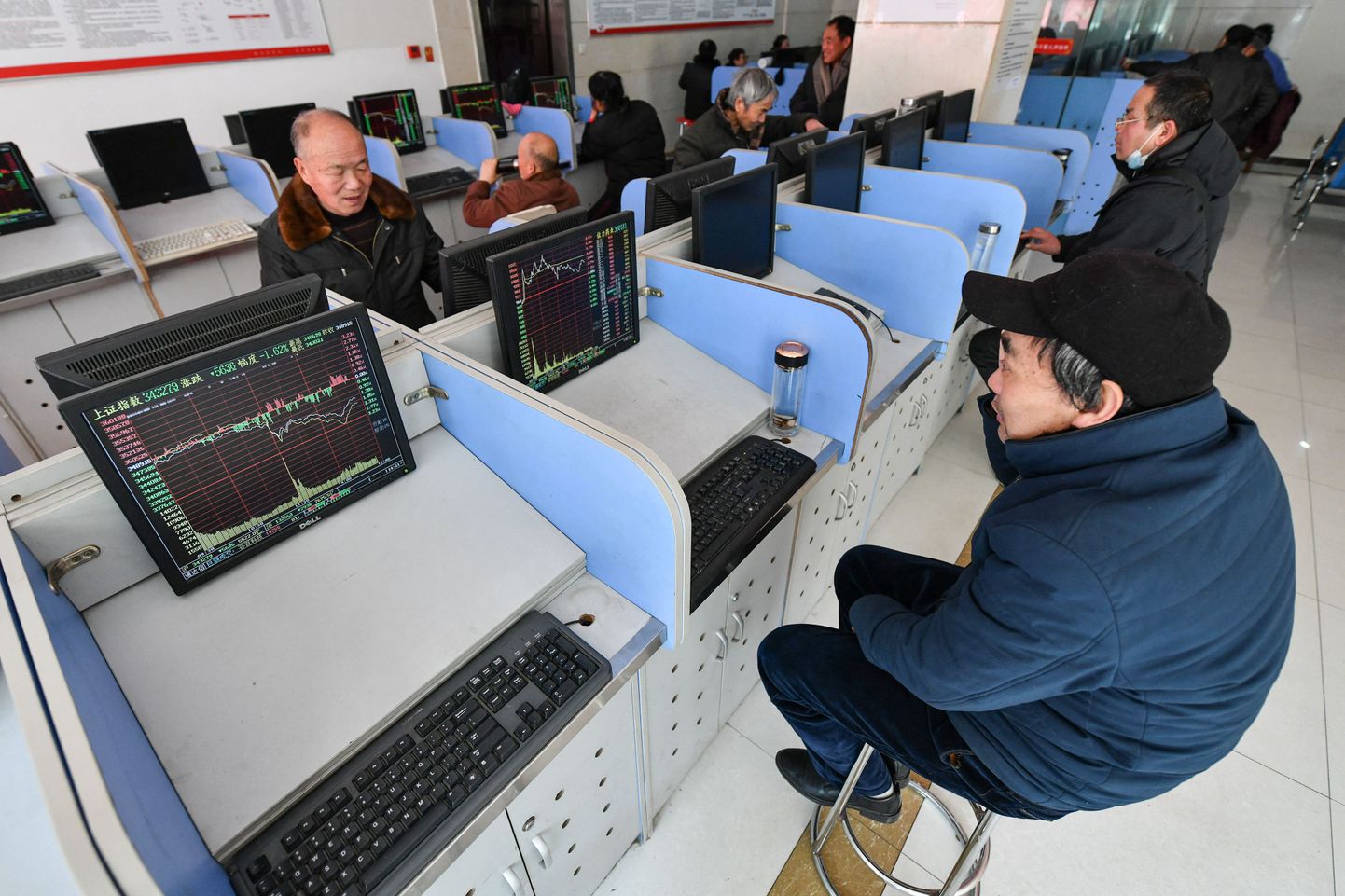 Hiina väikeinvestorid jälgivad arenguid börsil