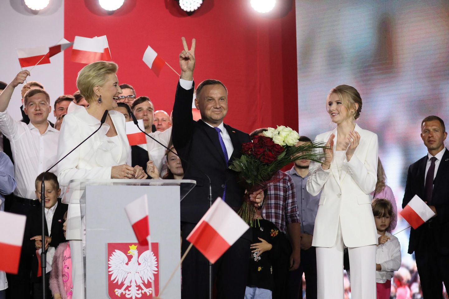 Andrzej Duda tähistamas võitu Poola presidendivalimistel koos oma abikaasa Agata (vasakul) ja tütre Kingaga (paremal). 
