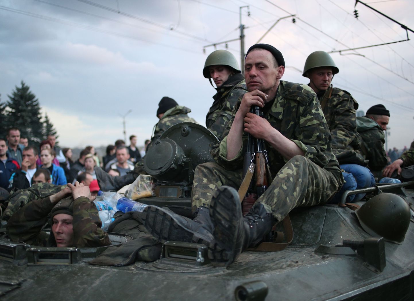 Ukraina sõdurid, keda kohalikud elanikud blokeerisid 16. aprillil Donetski oblastis Tšelkino raudteejaama juures Kramatorski lähistel.
