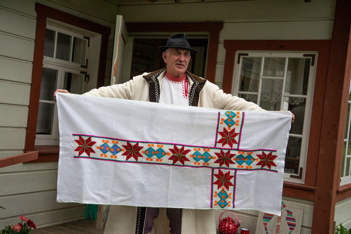 Aare Hõrn ühe südamelähedasema kingituse, Siberi setode käsitööna valminud Setomaa lipuga.