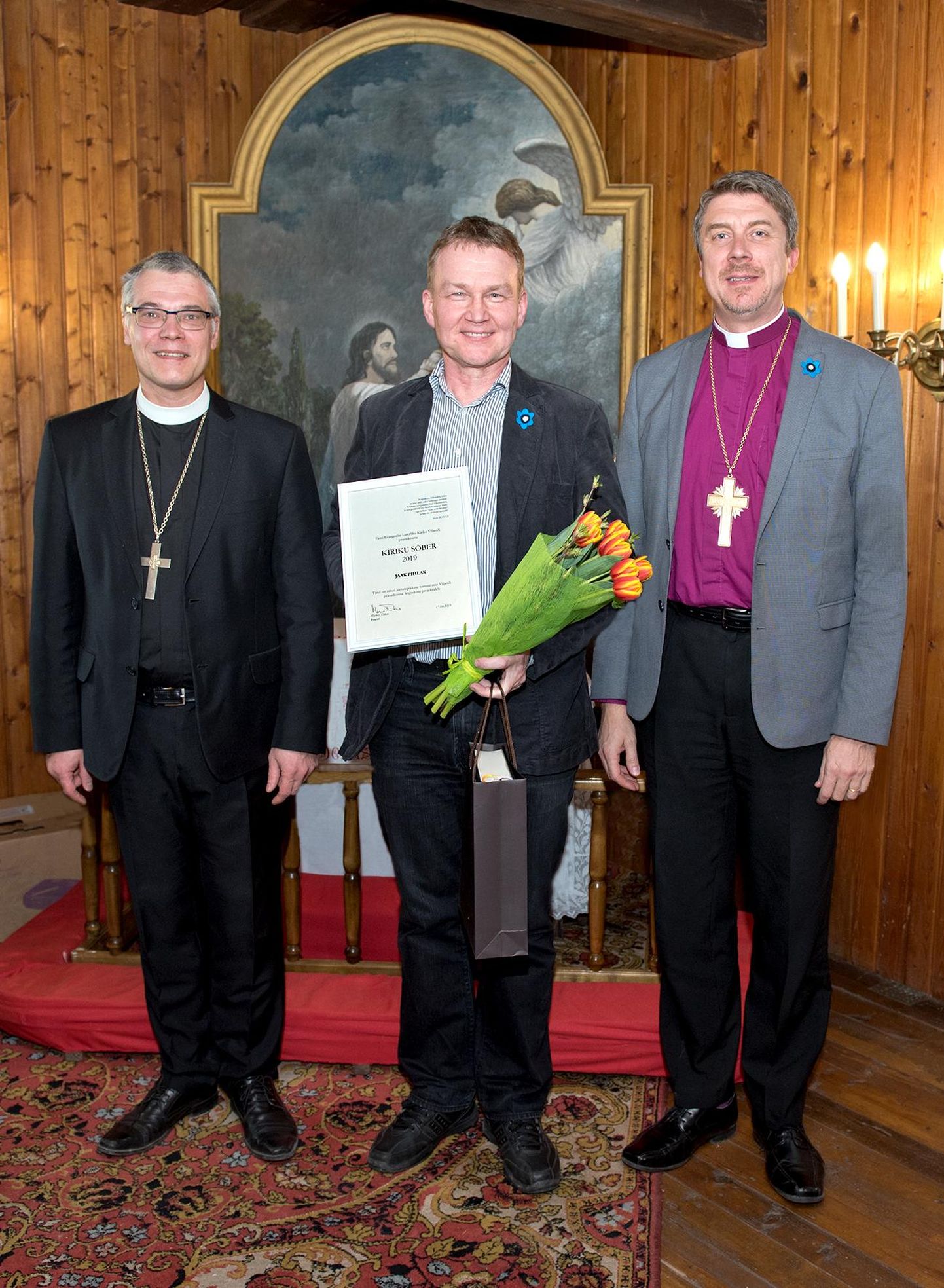 Fotol (vasakult) praost Marko Tiitus, Viljandi muuseumi direktor Jaak Pihlak ja peapiiskop Urmas Viilma.