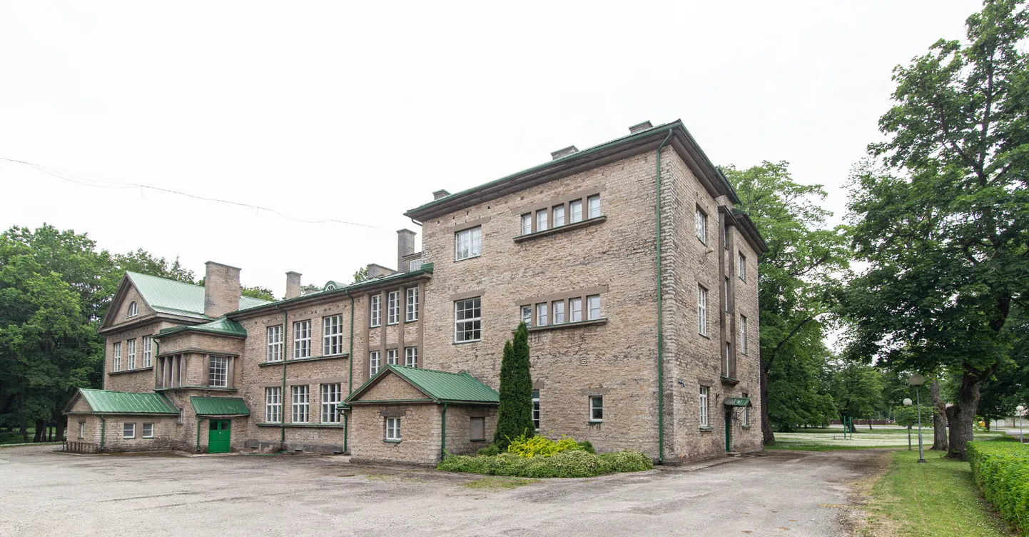 Esimesed kirjalikud teated kooli kohta Lüganusel pärinevad aastast 1644. Aastani 1926 tegutses kool Erra-Liival, seejärel koliti vast valminud Püssi kooli (6klassiline algkool), mis ehitati sõjas hävinud Püssi mõisa varemeile. Hiljem nimetati see Püssi 7klassiliseks kooliks. 1956 sai kooli nimeks Püssi keskkool. 1989 nimetati kool ümber Lüganuse keskkooliks, 2018 muudeti gümnaasium põhikooliks.