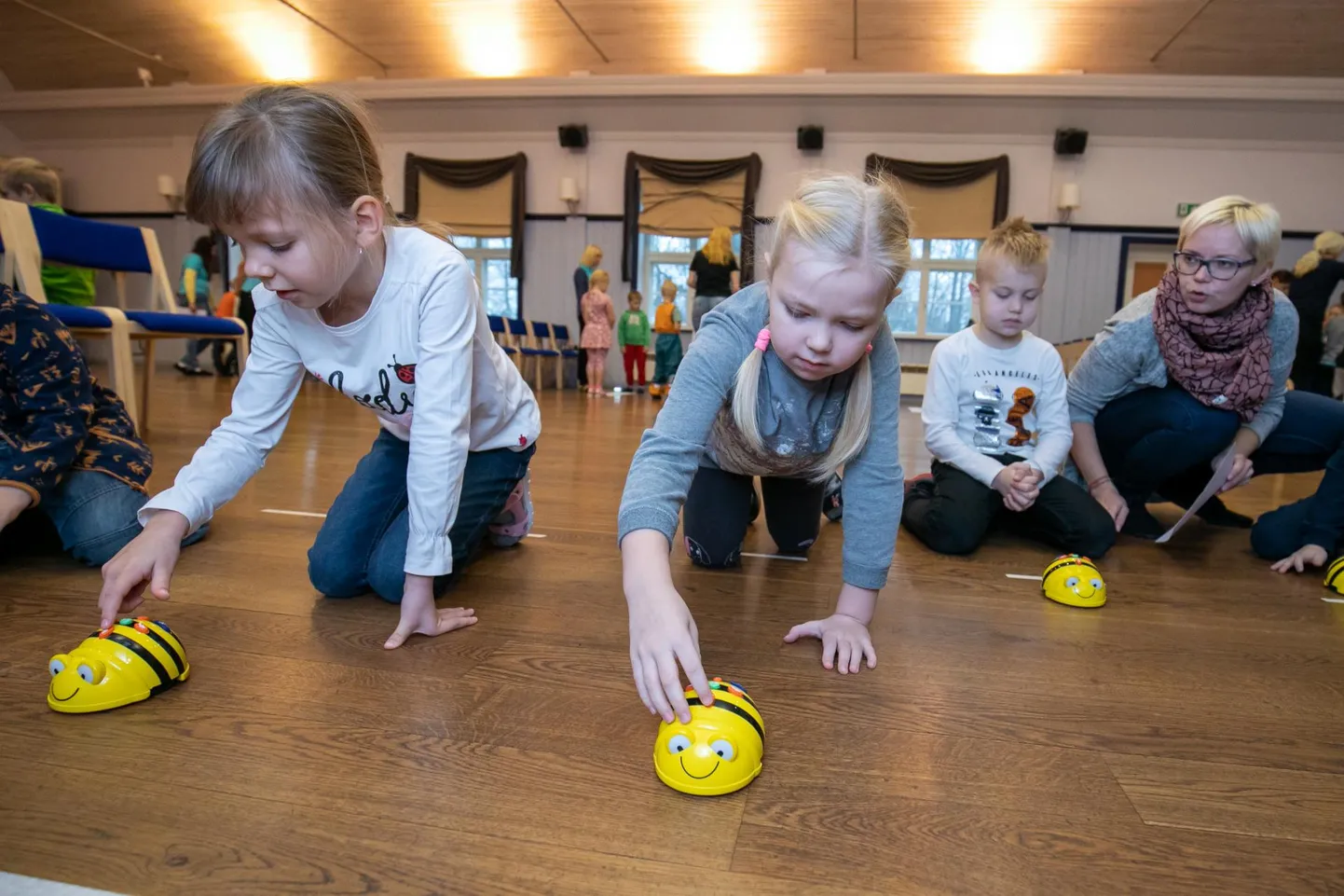 Robotile kirjutatakse kood nupuvajutuste abil.