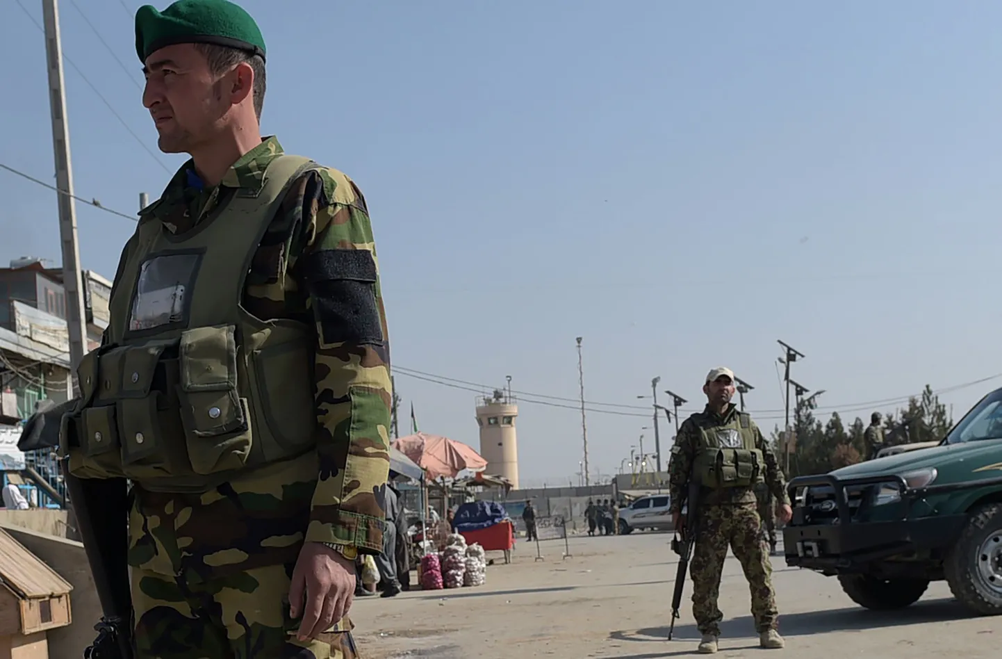 Afganistani julgeolekutöötajad Bagrami baasi lähedal.