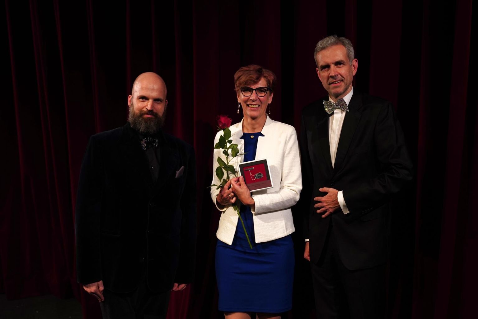 Teatritruuduse ordeni andsid Katrin Satsile üle Rakvere teatri juht Velvo Väli (paremal) ja kunstiline juht Peeter Raudsepp.