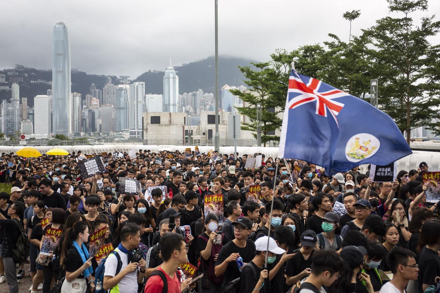 Väljaandmiseelnõu vastu protestinud meeleavaldajad tõid nädalavahetusel Hongkongi tänavatele ka lipu, mida provintsis kasutati Briti koloniaalperioodil. Marssides pühapäeval Hongkongi saarelt Kowlooni poolsaarele, püüdis rahvas levitada protestivaimu kogu Hiina erihalduspiirkonna territooriumile.