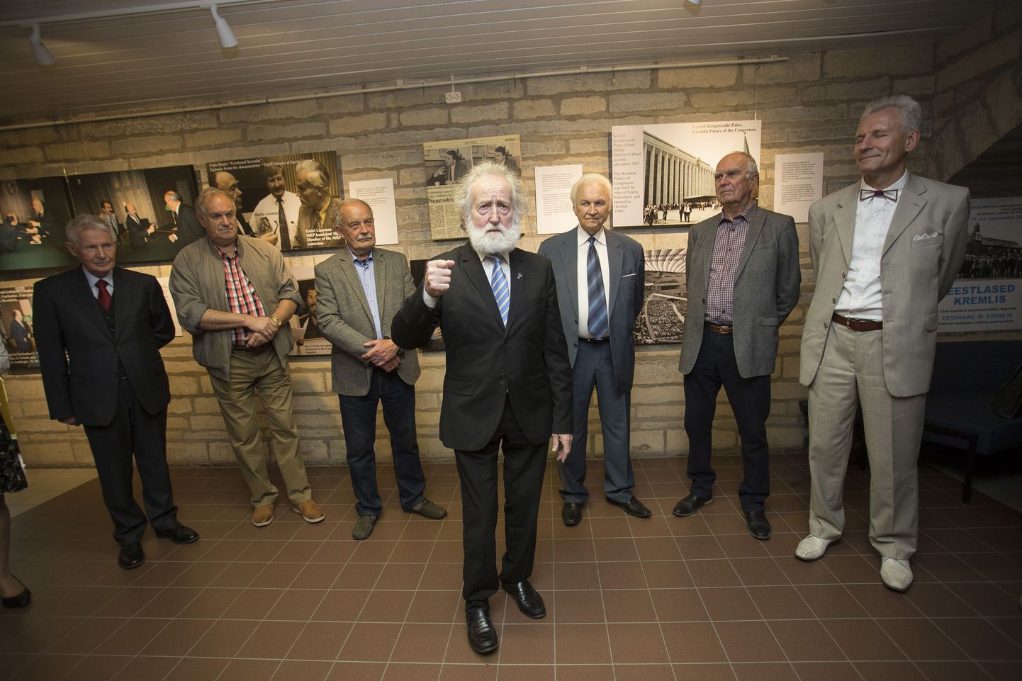 Professor Ülo Vooglaid meenutab värvikaid seiku ja pinevaid aegu. Tema selja taga seisavad Jüri Kraft, Tiit Made, Arnold Rüütel, Indrek Toome ja Ivar Raig.