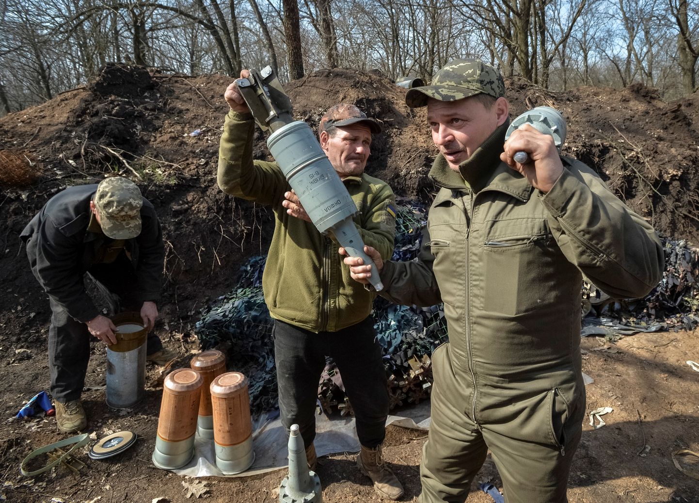 Ukraina sõdurid kannavad tanki jaoks laskemoona Bahmuti lähistel 10. aprillil 2023.