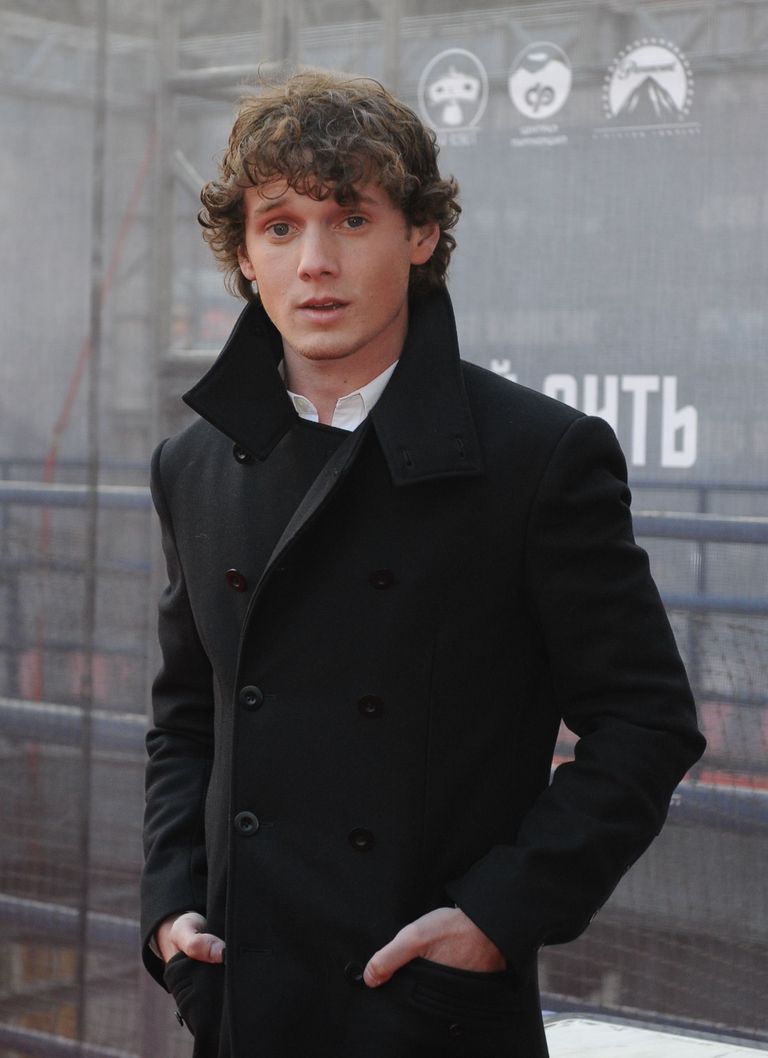 ITAR-TASS 96: MOSCOW, RUSSIA. APRIL 13, 2009. Russian actor Anton Yelchin posing for the press outside the Pushkinsky Cinema during red carpet arrivals for the Moscow premiere of Star Trek (2009), a science fiction film by JJ Abrams. (Photo ITAR-TASS / Maxim Shemetov) Антон Ельчин