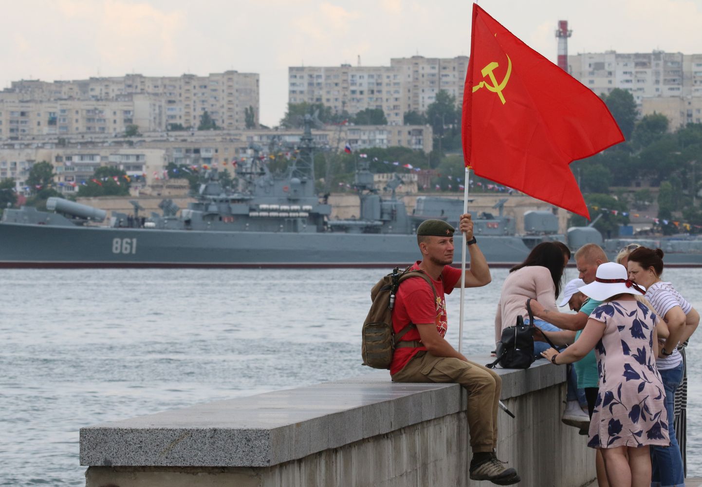 Vīrietis ar Padomju Savienības karogu Sevastopolē, Krimā