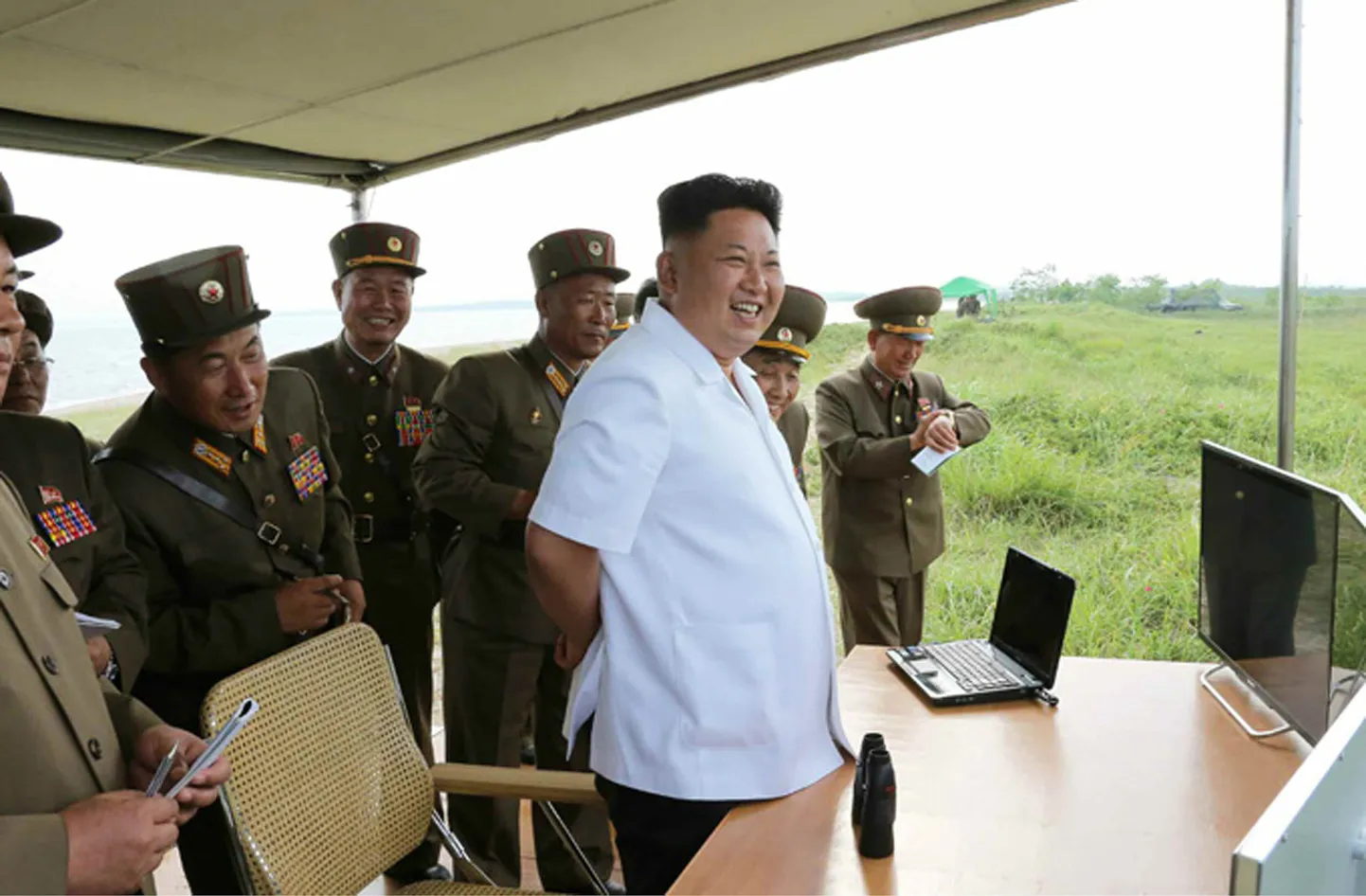 Põhja-Korea ametliku uudisteagentuuri foto raketikatsetust jälgivast Kim jong-unist.