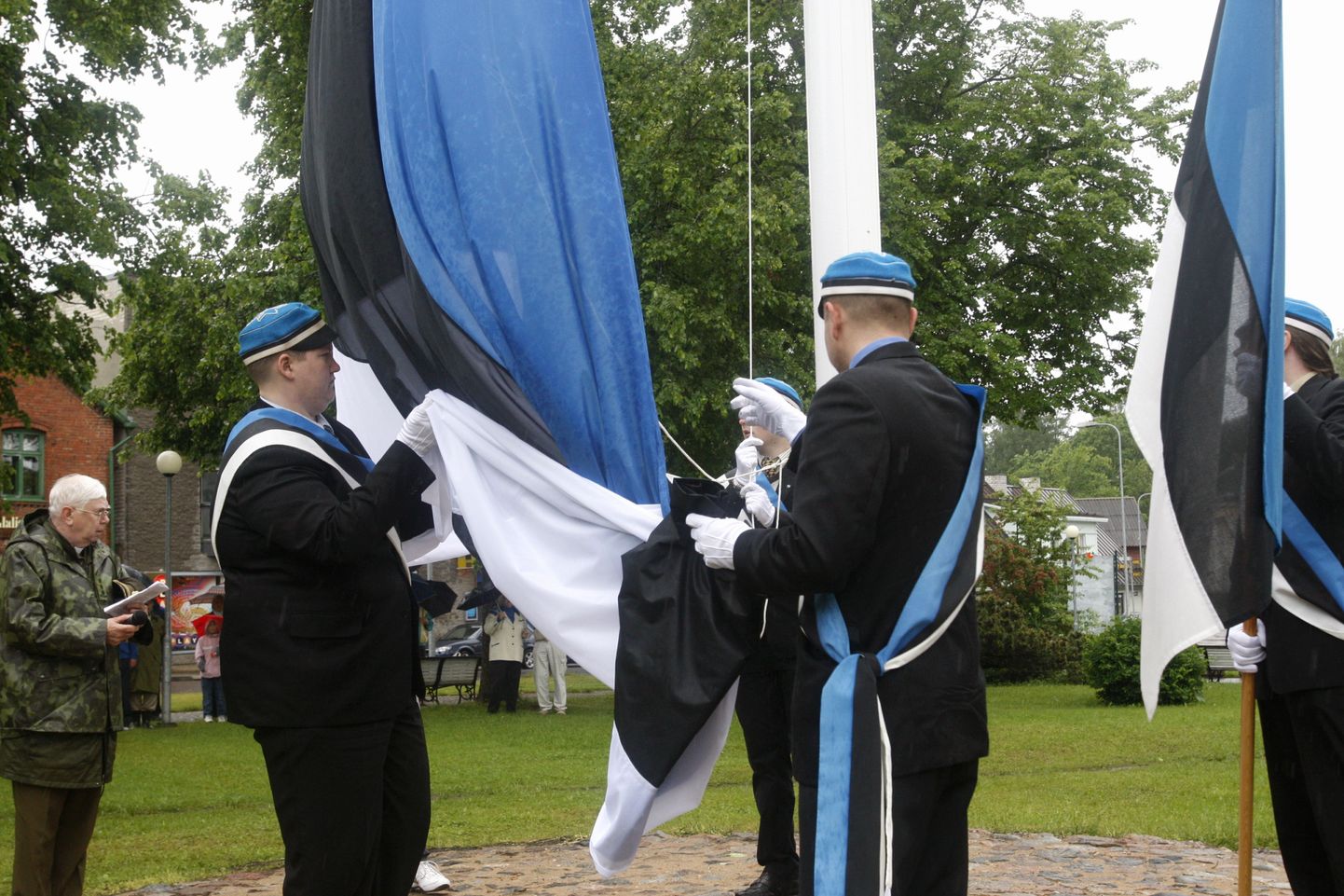 EÜSi liikmed Otepääl sinimustvalget lippu heiskamas.