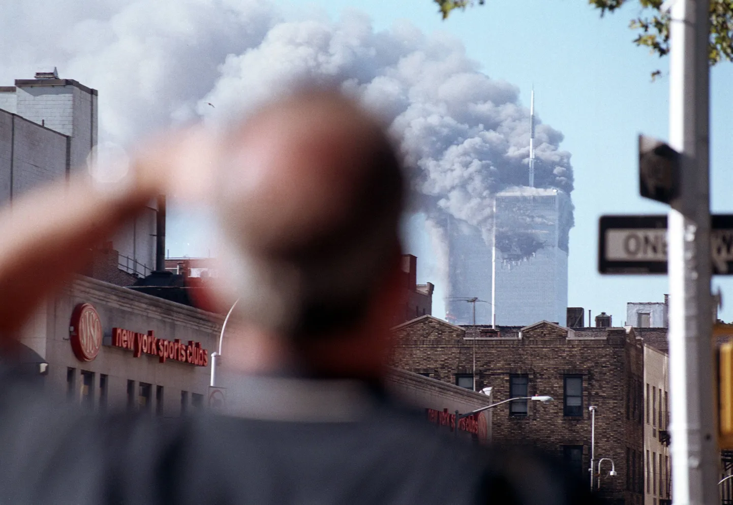 Mees vaatamas 11. septembril 2001 USA-s New Yorgis lennukite sisse lendamise tõttu süttinud Maailma kaubanduskeskuse (WTC) kaksiktorne, mis hiljem varisesid. Terrorirünnakus hukkus umbes 3000 inimest