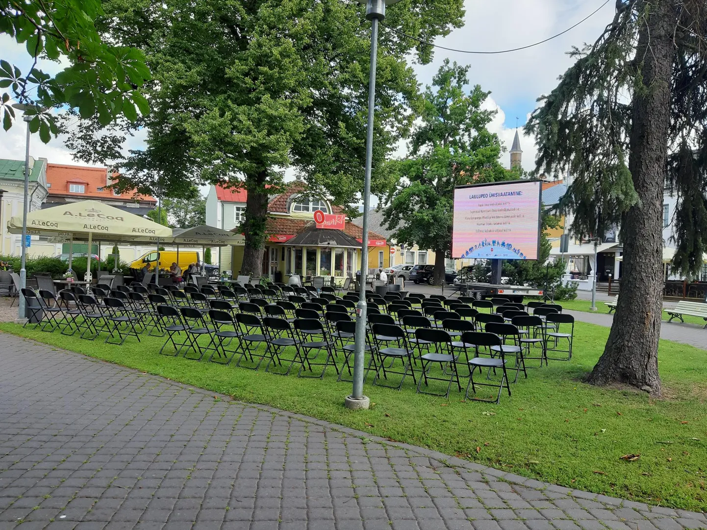 Pärnus Lastepargis pandi tänaseks üles 15ruutmeetrine leedekraan, millelt näidatakse laulupeo teise kontserdi otseülekannet.